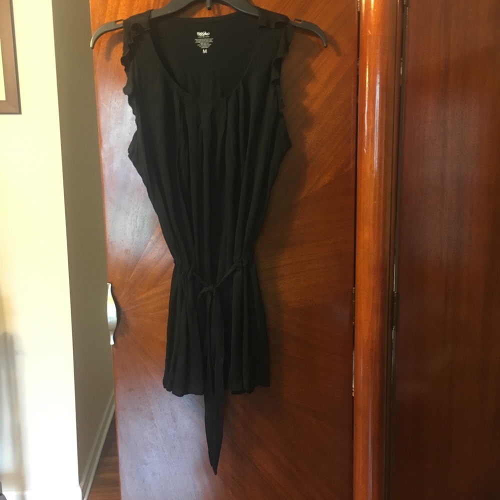 Short sleeve black top.